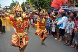 Banyuwangi (Antara Jatim) Sejumlah peserta mengikuti Festival Kuwung Banyuwangi 2013 di Banyuwangi, Jawa Timur, Sabtu (14/12). Festival Kuwung merupakan kesenian dan budaya masyarakat kabupaten Banyuwangi yang digelar secara kolosal untuk memperingati Hari Jadi Banyuwangi (Harjaba) ke-242 yang diikuti 25 kecamatan se-Kabupaten Banyuwangi serta sejumlah Kabupaten seperti Kediri, Probolinggo. (FOTO Seno/13/edy).