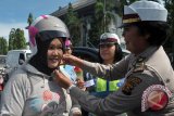 Polisi sosialisasi operasi zebra dengan bagi-bagi helm