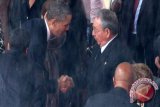 Obama dan Castro Berjabat Tangan