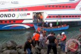 Tim Basarnas Aceh bersama petugas pelabuhan Ulee Lheu dan relawan RAPI  mengevakuasi penumpang kapal cepat Pulo Rondo di Banda Aceh, Selasa  (17/12). Kapal cepat yang melayani trayek Banda Aceh-Sabang itu tidak  dapat sandar dengan sempurna di pelabuhan Ulee Lheu karena diduga akibat  mengalami gangguan mesin sehingga kandas dan penumpang terpaksa  dievakuasi dengan dua perahu karet serta satu perahu nelayan. ANTARA  FOTO/M Firmansyah/Irp/pd/13.