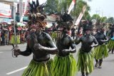 Banyuwangi (Antara Jatim) Sejumlah peserta mengikuti Festival Kuwung Banyuwangi 2013 di Banyuwangi, Jawa Timur, Sabtu (14/12). Festival Kuwung merupakan kesenian dan budaya masyarakat kabupaten Banyuwangi yang digelar secara kolosal untuk memperingati Hari Jadi Banyuwangi (Harjaba) ke-242 yang diikuti 25 kecamatan se-Kabupaten Banyuwangi serta sejumlah Kabupaten seperti Kediri, Probolinggo. (FOTO Seno/13/edy).