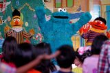 Surabaya (Antara Jatim) - Sejumlah karakter TV show legendaris asal Amerika Serikat, Sesame Street tampil menghibur anak-anak dan pengunjung dalam pertunjukan internasional bertajuk 