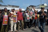 Jember (Antara Jatim) - Sejumlah warga melakukan unjuk rasa di depan supermarket Giant Ekspres Jalan KH Shiddiq, Kelurahan Jember Kidul, Kaliwates, Jember, Jawa Timur, Senin (30/12). Mereka menolak pendirian Giant Ekspres karena dekat dengan pasar tradisional dan itu melanggar peraturan bupati tentang penataan pasar tradisional dan modern.ANTARA FOTO/Seno/13/Oka.