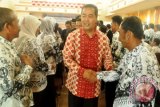 Wakil Menteri Pendidikan dan Kebudayaan (Wamendikbud) Musliar Kasim bersalaman dengan para peserta Bimbingan Teknis Implementasi Kurikulum 2013 (Bagus Purwa/ANTARA Kaltim)