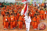 Martapura, 15/12 - DEFILE KONTINGEN BANJARBARU - Kontingen Banjarbaru memasuki lapangan upacara pembukaan Pekan Olahraga Provinsi Kalsel ke IX di stadion Demang Lehman Martapura, Minggu (15/12). Foto Antaranews Kalsel/Herry Murdy Hermawan