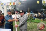 Kasal Laksamana TNI DR Marsetio menerima Mandau, senjata khas suku Dayak dari Bupati Kabupaten Kutai Timur Kaltim Isran Noor. (Adi Sagaria/ANTARA Kaltim)
