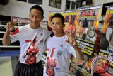 Petinju Indonesia Daud Yordan (kiri) bersama pelatihnya Damianus Yordan (kanan) berpose usai menjalani sesi latihan di Harrys Gym, Perth, Australia, Selasa (3/12). Daud Yordan akan menghadapi penantangnya asal Afrika Selatan Sipho Taliwe pada perebutan IBO World Lightweight Champion di Metro City Perth Australia pada 6 Desember mendatang. ANTARA FOTO/Yudhi Mahatma/pd/13 