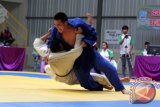 Martapura, 17/12 - ALL BANJARMASIN FINAL JUDO - Dua atlit Judo Banjarmasin Andre dan Irsa Setiawan bertarung di partai final ajang Porprov IX di GOR Fantastic Martapura, Selasa (17/12). Foto Antaranews Kalsel/Herry Murdy Hermawan
