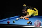 Banjarbaru, 14/12 - PERUNGGU BILIAR BANJARBARU - Atlit biliar Banjarbaru sedang bersiap memukul bola dalam partai semifinal Bola 8 Ganda Putri ajang Porprov IX di Miracle Biliar Banjarbaru, Sabtu (14/12). Tim Banjarbaru bersama Tanah Bumbu meraih perunggu nomor tersebut, sementara medali emas di raih pasangan Bulkis dan Fatma dari Tapin dan perak direbut Diana dan Fitriani dari Banjar. Foto Antaranews Kalsel/Herry Murdy Hermawan
