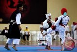 Banjarbaru, 17/12 - PERAK KEMPO KOTABARU - Atlit kempo kotabaru Mira(putih) berhadapan dengan Ratna Susanti asal Tanah Laut dalam final Randori Putri kelas 42 kg di GOR Rudy Resnawan Banjarbaru, Selasa (17/12). Mira harus mengakui Ratna Susanti dalam pertandingan tersebut dan meraih perak untuk kontingen Kotabaru. Foto Antaranews Kalsel/Herry Murdy Hermawan