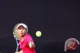 Martapura, 19/12 - Petenis putri Banjarmasin Lina bersiap mengembalikan bola dari lawannya Indri dari HSU dalam partai final tunggal pertama tenis beregu putri di lapangan tenis Barakat Martapura, Kamis (19/12). Foto Antaranews Kalsel/Herry Murdy Hermawan