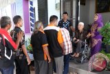 Banjarmasin, 28/12 - SESEPUH ORARI KALSEL - H Taufikurahman menerima ucapan selamat dari juniornya saat syukuran ulang tahun ke 81 di kediamannya di Jalan Pramuka Komplek Melati Indah Banjarmasin, Kamis (28/12). H Taufikurahman merupakan salah seorang pendiri Organisasi Radio Amatir (ORARI) Kalimantan Selatan di tahun 1970 yang masih ada. Foto Antaranews Kalsel/Herry Murdy Hermawan 