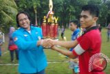 Barabai, 30/12 - Sekretaris DPD KNPI Hulu Sungai Tengah (HST)Fathurrahman menyerahkan trofi kepada perwakilan klub Anugerah FC juara I Turnamen Bola Haruyan KNPI Cup 2013 di lapangan bola Abdi Jaya Haruyan, Kamis (26/12). Turnamen yang berlangsung sekitar 15 hari itu diikuti seluruh klub se Kabupaten HST ini selain untuk mengembangkan potensi olahraga lokal juga untuk memeriahkan Hari Jadi ke 54 Kabupaten HST.(Foto ANTARA/fathur-humas)
