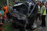 Probolinggo (Antara Jatim) - Seorang anggota polisi lalu lintas berada disamping mobil pick up bernopol  B 2625 XCU, yang terlibat kecelakaan lalu lintas dengan truk bernopol P 8568 UL, di Jalan Raya Curah Tulis, Kecamatan Tongas, Probolinggo, Jatim, Sabtu (28/12). Kecelakaan lalu lintas tersebut mengakibatkan korban meninggal dunia 18 orang, dalam kecelakaan tersebut mobil pick up mengangkut 32 orang penumpang. (FOTO Adhitya Hendra/EI/13)
