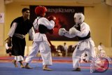 Banjarbaru, 16/12 - KEMPO PORPROV - Dua atlit sedang berhadapan pada penyisihan nomor randori 45 kg cabor Kempo di GOR Rudy Resnawan Banjarbaru, Senin (16/12). Foto Antaranews Kalsel/Herry Murdy Hermawan