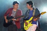Magetan (Antara Jatim) - Vokalis band Wali, Faank dan gitaris Apoy tampil menghibur penggemarnya di Lapangan Lanud Iswahjudi, Kab. Magetan, Kamis (5/12) malam. Dalam konser tersebut, Wali membawakan sejumlah lagu diantaranya “Cari Jodoh”, “Dik” dan “Puaskah”. FOTO Siswowidodo/13/Oka.