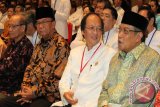 Banjarmasin, 17/12 - Ketua Umum MBI (Majelis Buddhayana Indonesia) yang juga Chairman dari GarudaFood Group, Sudhamek AWS (Tengah) bersama Ketua Umum PBNU DR. KH. Said Aqil Siradj , Ketua MPR, Drs. H. Sidarto Danusubroto , Mantan Ketua PP Muhamadiyah,Prof. Dr. Ahmad Syafii Maarif (Kanan)  bercengkrama dalam acara Pembukaan  Musyawarah Nasional MBI ke IX (Jakarta, 13/12)MBI mengharapkan agar segenap umat Buddha di seluruh Indonesia  dapat turut berpartisipasi menyukseskan Pemilu 2014 dengan cara berperan serta dalam Pemilu mendatang guna menentukan masa depan bangsa.(Foto Antaranews Kalsel/herry murdy hermawan)