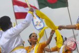 Penari asal Bangladesh menampilkan tarian rakyat negara mereka yang berjudul Boatman Dance saat International Folk Dance Festival di Kawasan Monas, Jakarta, Minggu (1/12). Festival tersebut diikuti sembilan negara yaitu Austria, Polandia, Korea Selatan, Bangladesh, Rusia, SIngapore, Rumania, Thailand dan Bulgaria. ANTARA FOTO/Zabur Karuru/pd/13