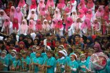 Para pemain angklung menyanyikan lagu Junglefest dalam kegiatan pemecahan rekor MURI kategori group pemain angklung terbanyak saat pembukaan wahana wisata JungleFest di kawasan Bogor Nirwana Residence, Kabupaten Bogor, Jabar, Sabtu (21/12). Pemain angklung dari 135 group dengan total 5.000 orang tersebut untuk meningkatkan pemahaman masyarakat tentang angklung yang berasal dari Jawa Barat.  ANTARA/Jafkhairi/13