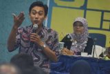 Madiun (Antara Jatim) – Seorang anggota Komisioner Komisi Penyiaran Indonesia Daerah (KPID) Jatim Donny Maulana (kiri) menyampaikan materi saat seminar Literasi Media di ballroom sebuah hotel di Kota Madiun, Senin (23/12). Seminar tersebut digelar untuk mendorong partisipasi masyarakat dalam literasi media dengan KPI. (FOTO Siswowidodo/13/EDY)