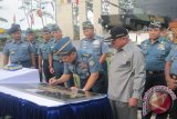 Kepala Staf TNI AL, Laksamana TNI DR Marsetio menandatangani Prasasti Monumen Kudungga, di Jalan Soekarno Hatta, Jumat, (13/12). Acara penandatanganan dan prasasti disaksikan Bupati Kutai Timur Isran Noor dan sejumlah petinggi TNI-AL. (Adi Sagaria/ANTARA Kaltim).

