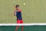 Madiun (Antara Jatim) - Seorang petenis junior mengembalikan bola ke lawannya saat mengikuti turnamen tenis lapangan yunior Piala Danrem 081/DSJ di Lapangan Tenis Merak, Kota Madiun, Minggu (1/12). Turnamen tenis yunior dengan sejumlah kelompok umur yang digelar dengan tujuan mencari bibit atlet tenis usia muda tersebut diikuti ratusan petenis yunior dari sejumlah kota di Jatim dan Jateng. FOTO Siswowidodo/13