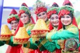 Sejumlah remaja membawakan tarian Putro Aceh di pentas seni akhir tahun di Lhokseumawe, Provinsi Aceh. Senin (30/12). Tari Putro Aceh yang menyampaikan pesan moral kegigihan sosok perempuan (putro) itu telah tembus memukau sejumlah negara Asia. ANTARA FOTO/Rahmad
