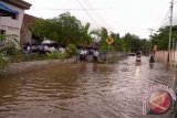 Kota Mempawah, ibu kota Kabupaten Pontianak, Selasa, masih sepi dari aktivitas warganya, akibat banjir yang melanda sejak dua hari terakhir. Banjir diduga disebabkan tingginya curah hujan di daerah pehuluan Sungai Mempawah yang membelah Kota Mempawah. Di kawasan perkantoran, banjir ada yang mencapai satu meter, sedang  banjir yang menggenangi kawasan permukiman yakni di daerah Pedalaman, Jalan Raden Soejarwo, dan Jalan Teratai paling tinggi selutut. (Foto Jurnalisme Warga/Oktavianus Frans)