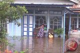 Kota Mempawah, ibu kota Kabupaten Pontianak, Selasa, masih sepi dari aktivitas warganya, akibat banjir yang melanda sejak dua hari terakhir. Banjir diduga disebabkan tingginya curah hujan di daerah pehuluan Sungai Mempawah yang membelah Kota Mempawah. Di kawasan perkantoran, banjir ada yang mencapai satu meter, sedang  banjir yang menggenangi kawasan permukiman yakni di daerah Pedalaman, Jalan Raden Soejarwo, dan Jalan Teratai paling tinggi selutut. (Foto Jurnalisme Warga/Oktavianus Frans)