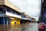 Kota Mempawah, ibu kota Kabupaten Pontianak, Selasa, masih sepi dari aktivitas warganya, akibat banjir yang melanda sejak dua hari terakhir. Banjir diduga disebabkan tingginya curah hujan di daerah pehuluan Sungai Mempawah yang membelah Kota Mempawah. Di kawasan perkantoran, banjir ada yang mencapai satu meter, sedang  banjir yang menggenangi kawasan permukiman yakni di daerah Pedalaman, Jalan Raden Soejarwo, dan Jalan Teratai paling tinggi selutut. (Foto Jurnalisme Warga/Oktavianus Frans)