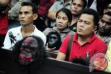 Sejumlah kerabat dari tersangka pemakan daging Orangutan, Ignasius Mandur mendengarkan pembacaan putusan sidang praperadilan, di Pengadilan Negeri Pontianak, Kalbar, Selasa (3/12). Dalam sidang tersebut, Majelis Hakim PN Pontianak, Erwin Tjong memerintahkan dua tersangka pemakan daging Orangutan yaitu Ignasius Mandur dan Hanafi dibebaskan dari tahanan karena menilai penangkapan dan penahanan mereka yang dilakukan oleh BKSDA Kalbar tersebut tidak sah sebab hanya berdasarkan pemberitaan di Pontianak Post yang terbit pada 5 November lalu, dan bukan tertangkap tangan. ANTARA FOTO/Jessica Helena Wuysang