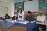 :  Ketua Majelis Ulama Indonesia (MUI)  Kota Pematang Siantar HM Ali Lubis (berdiri) memberi arahan pada Pelatihan Dai Muda, di Pematang Siantar, Rabu (25/12), Pelatihan yang berlangsung satu hari tersebut  diikuti 60 pelajar SMA dan remaja masjid. (Foto Antarasumut/Waristo)