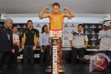 Petinju Indonesia Daud Yordan menjalani sesi timbang badan jelang pertandingan kelas ringan versi IBO di Metro City, Perth, Australia, Kamis (5/12). Daud Yordan berada dalam berat ideal 60,74 kg untuk menghadapi Sipho Taliwe 60,88 kg dalam perebutan juara kelas ringan versi IBO di Metro City Perth Australia, Jumat (6/12). ANTARA FOTO/Yudhi Mahatma