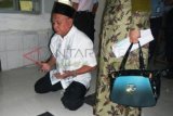 Sidoarjo (Antara Jatim) - Mantan Ketua Dewan Propinsi Jawa Timur Fathorrasjid terlihat sedang duduk bersimpuh usai melakukan sujud syukur atas kebebasannya  terkait dengan kasus dana Program Penanganan Sosial Ekonomi Masyarakat (P2SEM) di Rumah Tahanan Klas 1 Surabaya di Medaeng, Sidoarjo, Kamis (26/12). Setelah bebas, dirinya berencana untuk maju dalam Pemilihan Kepala Daerah Kabupaten Situbondo, Jawa Timur. Foto Indra Setiawan/13/Chan.