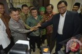 Mantan Wakil Presiden Jusuf Kalla (kiri) bersama mantan Ketua MK Mahfud MD (kedua kanan), Raja Dangdut Rhoma Irama (tengah) dan Sekretaris F-PKB di MPR Abdul Kadir (kedua kiri) dan Ketua F-PKB di MPR Lukman Edy (kanan) salaman bersama sebelum menghadiri seminar nasional di Nusantara V, Kompleks Parlemen Senayan, Jakarta, Senin (2/12). Seminar tersebut mengangkat tema mencari format lembaga kepresidenan yang efektif dan efisien untuk kesejahteraan rakyat. ANTARA FOTO/Rosa Panggabean