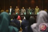 Mantan Wakil Presiden Jusuf Kalla (tengah) bersama mantan Ketua MK Mahfud MD (kedua kiri), Raja Dangdut Rhoma Irama (kedua kanan), Sekretaris F-PKB di MPR Abdul Kadir (kanan) dan Ketua F-PKB di MPR Lukman Edy (kiri) menyanyikan lagu Indonesia Raya dalam seminar nasional di Nusantara V, Kompleks Parlemen Senayan, Jakarta, Senin (2/12). Seminar tersebut mengangkat tema mencari format lembaga kepresidenan yang efektif dan efisien untuk kesejahteraan rakyat. ANTARA FOTO/Rosa Panggabean