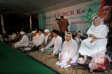 Istri mendiang Abdurrahman Wahid, Shinta Nuriyah (kanan) didampingi Putri mendiang Abdurrahman Wahid, Yenny Wahid (kedua kanan) mengikuti Haul (peringatan wafat) Gus Dur keempat di Ciganjur, Jakarta, Sabtu (28/12). Haul Gus Dur tersebut dihadiri sejumlah tokoh politik dan tokoh agama yang bertema Membangun Keihklasan Bangsa. ANTARA FOTO/M Agung Rajasa

