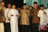 Ketua Dewan Pembina Partai Gerindra Prabowo Subianto (tengah) didampingi Menteri Perumahan Rakyat Djan Faridz (kedua kanan), Kapolri Jenderal Polisi Sutarman (kedua kiri), Wakil Gubernur DKI Jakarta Basuki Tjahaja Purnama (kiri), Sekjen International Conference of Islamic Scholars (ICIS) Hasyim Muzadi (kanan), Wakil Menteri Agama Nasaruddin Umar (ketiga kiri) memanjatkan doa ketika menghadiri Haul Gus Dur ke 4 di Ciganjur, Jakarta, Sabtu (28/12). Haul Gus Dur tersebut dihadiri sejumlah tokoh politik dan tokoh agama yang bertema Membangun Keihklasan Bangsa. ANTARA FOTO/M Agung Rajasa