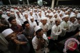 Ratusan santri memanjatkan doa pada acara Haul (peringatan wafat) Gus Dur keempat di Ciganjur, Jakarta, Sabtu (28/12). Haul Gus Dur tersebut dihadiri sejumlah tokoh politik dan tokoh agama yang bertema Membangun Keihklasan Bangsa. ANTARA FOTO/M Agung Rajasa

