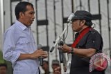 Gubernur DKI Jakarta Joko Widodo (kiri) bersama Penyanyi Dangdut Rhoma Irama melakukan latihan menyanyi di panggung utama Jakarta Night Festival di kawasan Bundaran Hotel Indonesia, Jakarta, Selasa (31/12). Joko Widodo dan Rhoma Irama menurut rencana akan pentas di pangung utama Jakarta Night Festival pada perayaan malam tahun baru 2014. ANTARA FOTO/Widodo S. Jusuf/wra/13.