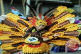 Salah seorang peserta mengenakan kostum yang bertema karawo fantasi dalam Festival karawo di jalan Ahmad yani, Gorontalo, Sabtu (30/11). Karnaval kostum yang menampilkan kreasi busana dengan berbagai macam tema tersebut diikuti oleh 38 rombongan dan bertujuan untuk mensosialisasikan Karawo sebagai sulaman asli Gorontalo. ANTARA FOTO/Adiwinata Solihin/ss/ama/13