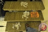 Pengunjung melihat-lihat karya kartun yang dipajang pada pameran 'Pesta Kartun Akhir Tahun' di Galeri Cipta III, Taman Ismail Marzuki, Jakarta, Kamis (26/12). Pameran yang digelar Persatuan Kartunis Indonesia itu menyajikan gambaran realitas Indonesia melalui kartun termasuk bidang politik dan hukum jelang Pemilu 2014. ANTARA FOTO/Andika Wahyu
