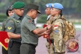 Panglima TNI Jenderal TNI Moeldoko (ketiga kiri) menyematkan Satya lencana Santi Dharma kepada Satgas Kontingen Garuda Lebanon ketika upacara menerima kedatangan Kontingen Garuda Lebanon di Mabes TNI Cilangkap, Jakarta, Rabu (18/12). Sebanyak 1169 personel kontingen Garuda dari Lebanon selesai melaksanakan misi penjaga perdamaian dunia United Nations Interim Force in Lebanon (UNIFIL-PBB) yang telah bertugas selama satu tahun di Wilayah Lebanon. ANTARA FOTO/M Agung Rajasa