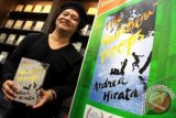 Penulis novel Laskar Pelangi Andrea Hirata memperlihatkan buku Laskar Pelangi versi bahasa inggris berjudul " The Rainbow Troops" di Jakarta, Kamis (12/12). Buku yang telah diterbitkan dalam 20 bahasa di 33 negara tersebut juga meraih penghargaan bergengsi pada Festival Buku New York pada September lalu. ANTARA FOTO/Teresia May/wra/13