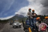 Wisatawan menggunakan mobil Jip ketika mengikuti wisata "Volcano Tour Merapi" di kawasan lereng Gunung Merapi, Cangkringan, Sleman, Yogyakarta, Minggu (29/12). Pada liburan Natal dan akhir tahun jumlah pengunjung yang mengikuti wisata edukasi sekaligus memacu adrenalin dengan berkeliling menggunakan Jip mengunjungi kawasan sisa erupsi Gunung Merapi 2010 tersebut meningkat hingga tiga kali lipat dibandingkan hari biasa. ANTARA FOTO/Sigid Kurniawan/wra/13