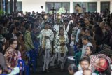 Umat Katolik mengenakan pakaian adat Jawa mengikuti Misa Natal di Gereja Hati Kudus Tuhan Yesus, Ganjuran, Bantul, Yogyakarta, Selasa (24/12). Misa Natal di gereja tersebut dilangsungkan dengan menggunakan kebudayaan dan iringan gamelan Jawa. ANTARA FOTO/Sigid Kurniawan
