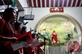 Umat Katolik mengikuti misa malam Natal di Gereja St. Maria De Fatima, Glodok, Jakarta Barat, Selasa (24/12) malam. Perayaan Hari Natal di gereja yang pernah menjadi klenteng itu dihadiri ratusan umat yang didominasi warga keturunan Tionghoa. ANTARA FOTO/Dhoni Setiawan
