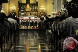 Suasana misa malam Natal di Gereja Katedral, Jakarta, Selasa (24/12). Petugas keamanan dikerahkan untk memberikan rasa aman bagi umat dalam perayaan Natal. ANTARA FOTO/Puspa Perwitasari
