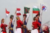 Penari asal Polandia menampilkan tarian rakyat negara mereka yang berjudul Krakowiak saat International Folk Dance Festival di Kawasan Monas, Jakarta, Minggu (1/12). Festival tersebut diikuti sembilan negara yaitu Austria, Polandia, Korea Selatan, Bangladesh, Rusia, SIngapore, Rumania, Thailand dan Bulgaria. ANTARA FOTO/Zabur Karuru/pd/13