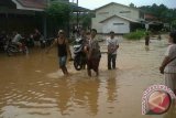 Banjir melanda Kecamatan Nanga Taman pada Rabu (11/12), yang mencakup setidaknya sembilan desa. Aktivitas warga sibuk untuk mengungsi ke daerah aman. Foto Tim/Arkadius Gansi